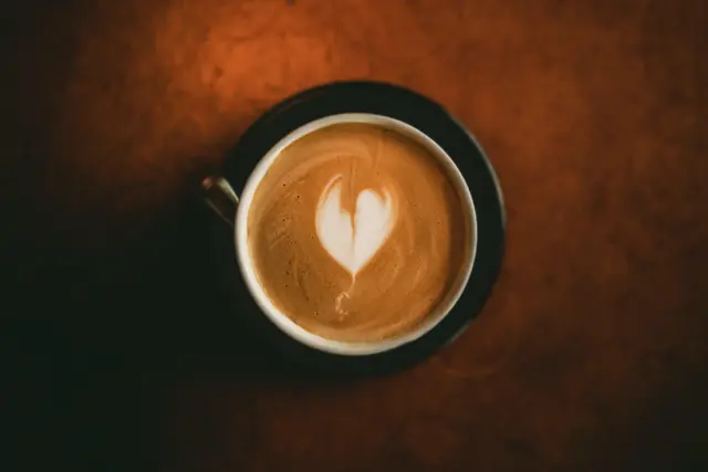 Un cœur de lait, sur la table — Agrandir