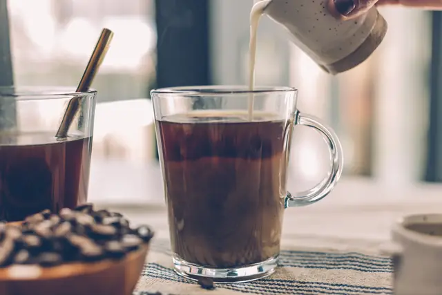 Un trait de lait dans le café — Agrandir