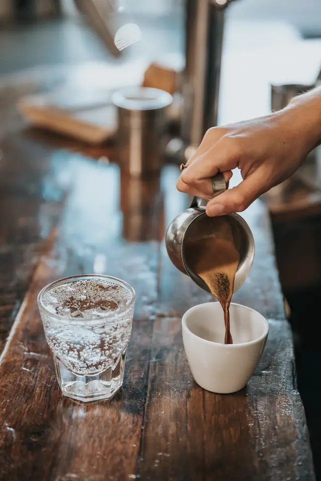 Un espresso servi avec son eau pétillante — Agrandir