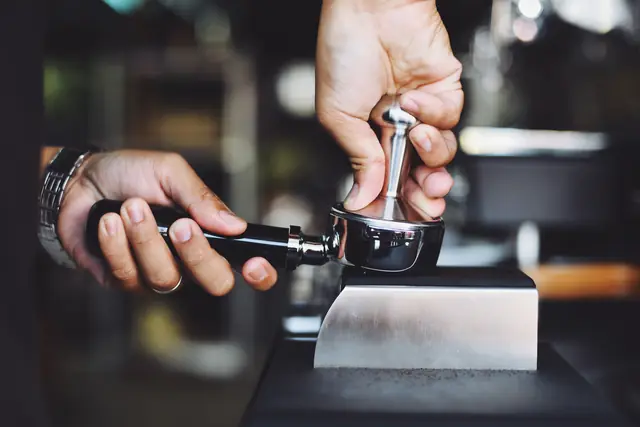 Le tassage, avant l’espresso — Agrandir