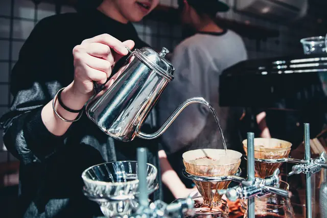 Les filtres versés à la file, au comptoir — Agrandir