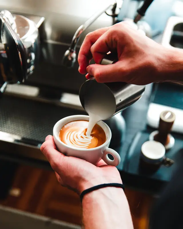 Le lait versé dans le flat white — Agrandir