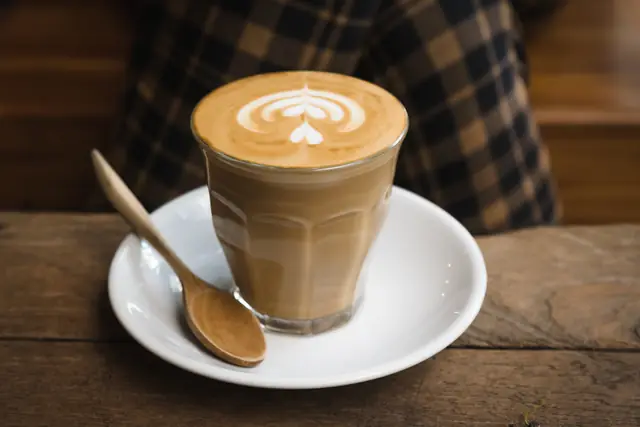Un cortado, dans son verre — Agrandir
