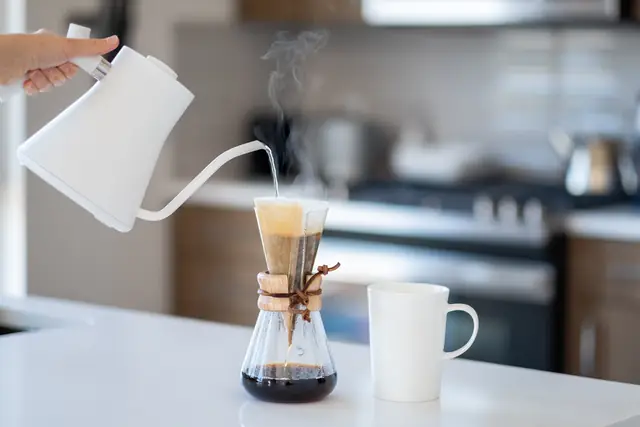 La bouilloire blanche et la Chemex — Agrandir
