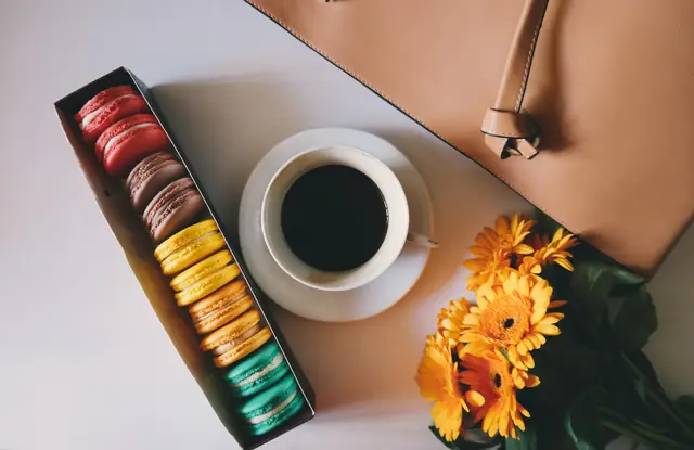 Une boîte de macarons à offrir, et un café — Agrandir