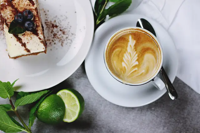 Un gâteau et un latte, l’après-midi — Agrandir
