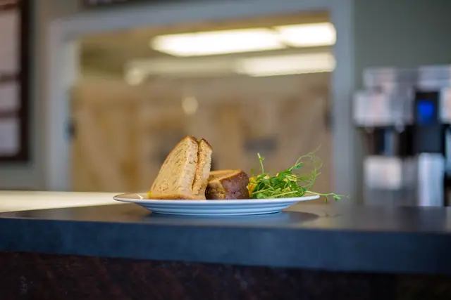 Le croque au comté, au comptoir — Agrandir