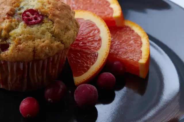 Un muffin entier, ses canneberges — Agrandir