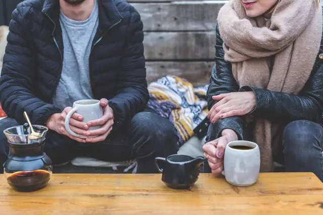 Une Chemex partagée sur le banc — Agrandir