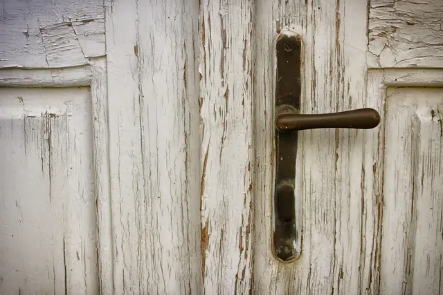 La vieille porte de l’arrière-boutique — Agrandir