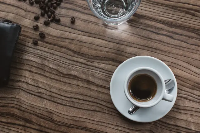 Un espresso sur le bois du comptoir — Agrandir