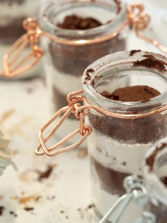 Les bocaux de cacao du chocolat chaud — Agrandir