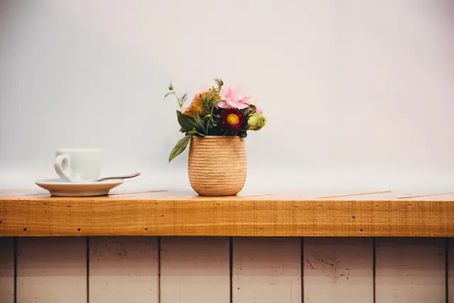 Une tasse posée sur la tablette du salon — Agrandir