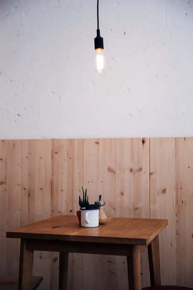 Une petite table, sous l’ampoule — Agrandir