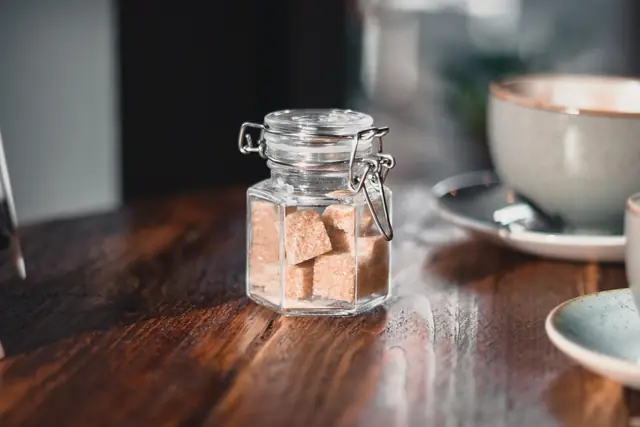 Le sucre roux, sur la table de bois — Agrandir
