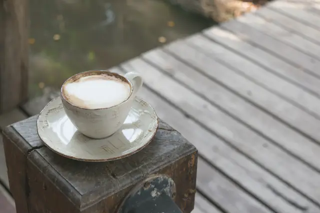 Un cappuccino posé dehors, sur la terrasse — Agrandir