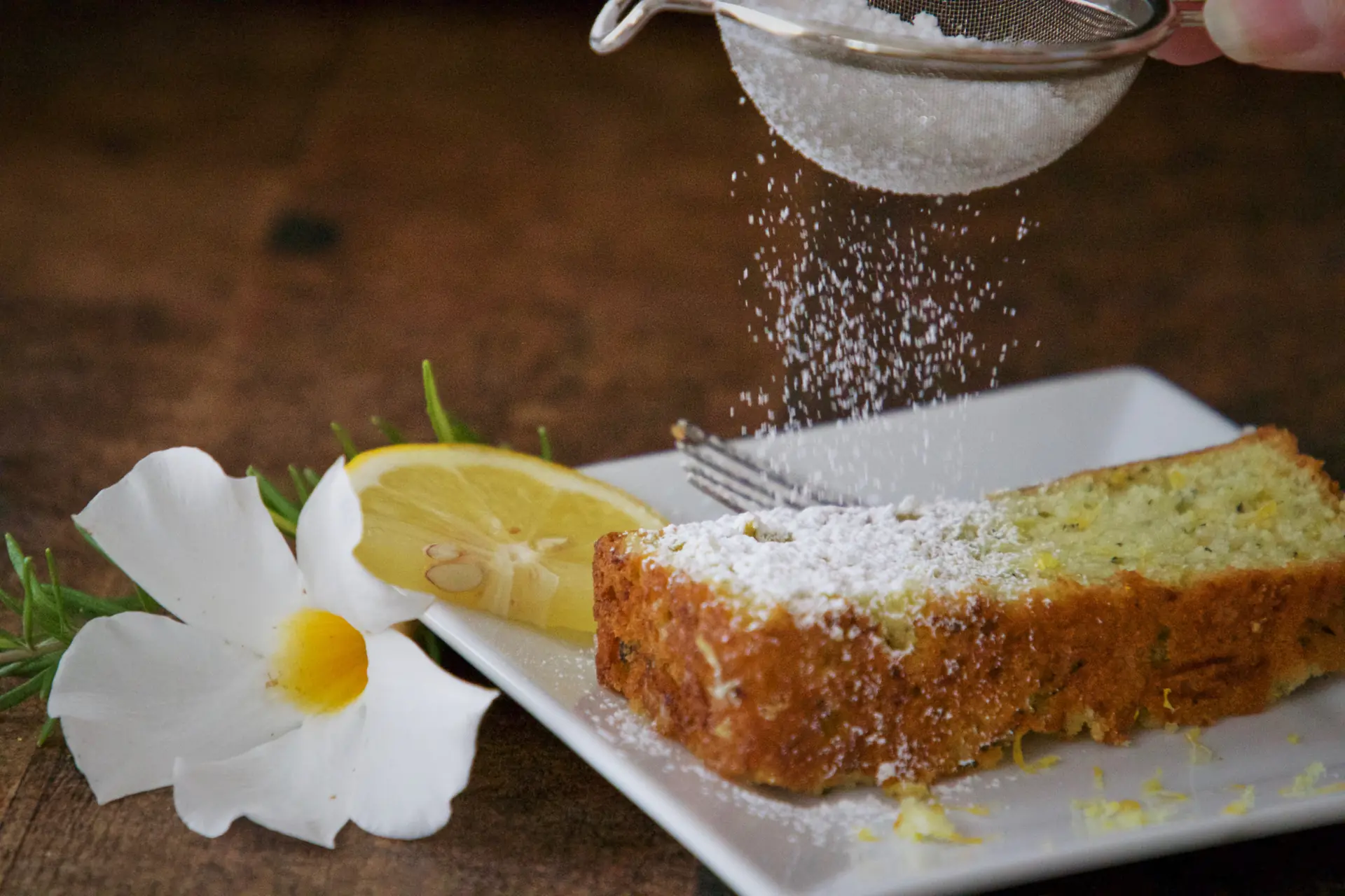 Nos gâteaux : le cake au citron sous le sucre glace, le cheesecake aux griottes, les tartelettes aux fraises, les macarons de la maison, le muffin à l’orange sanguine