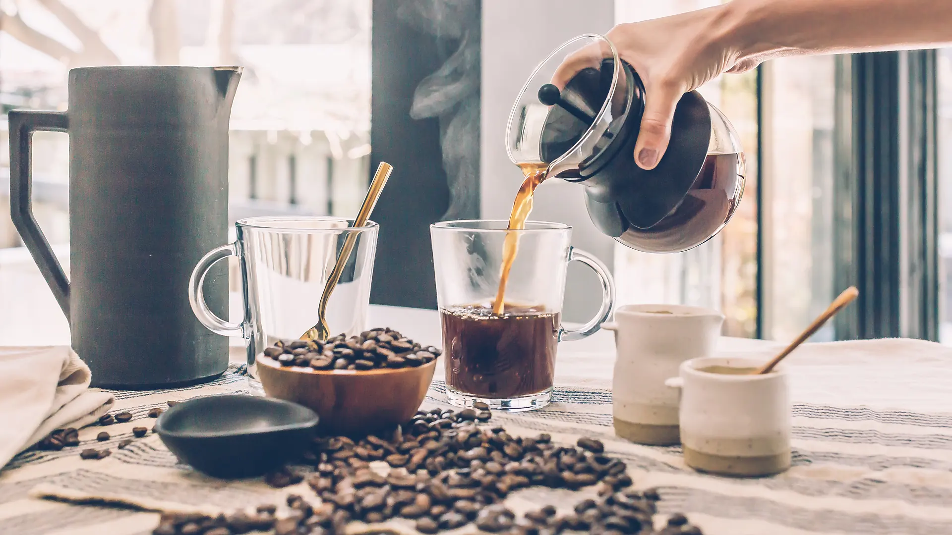 Le café versé à table, le matin